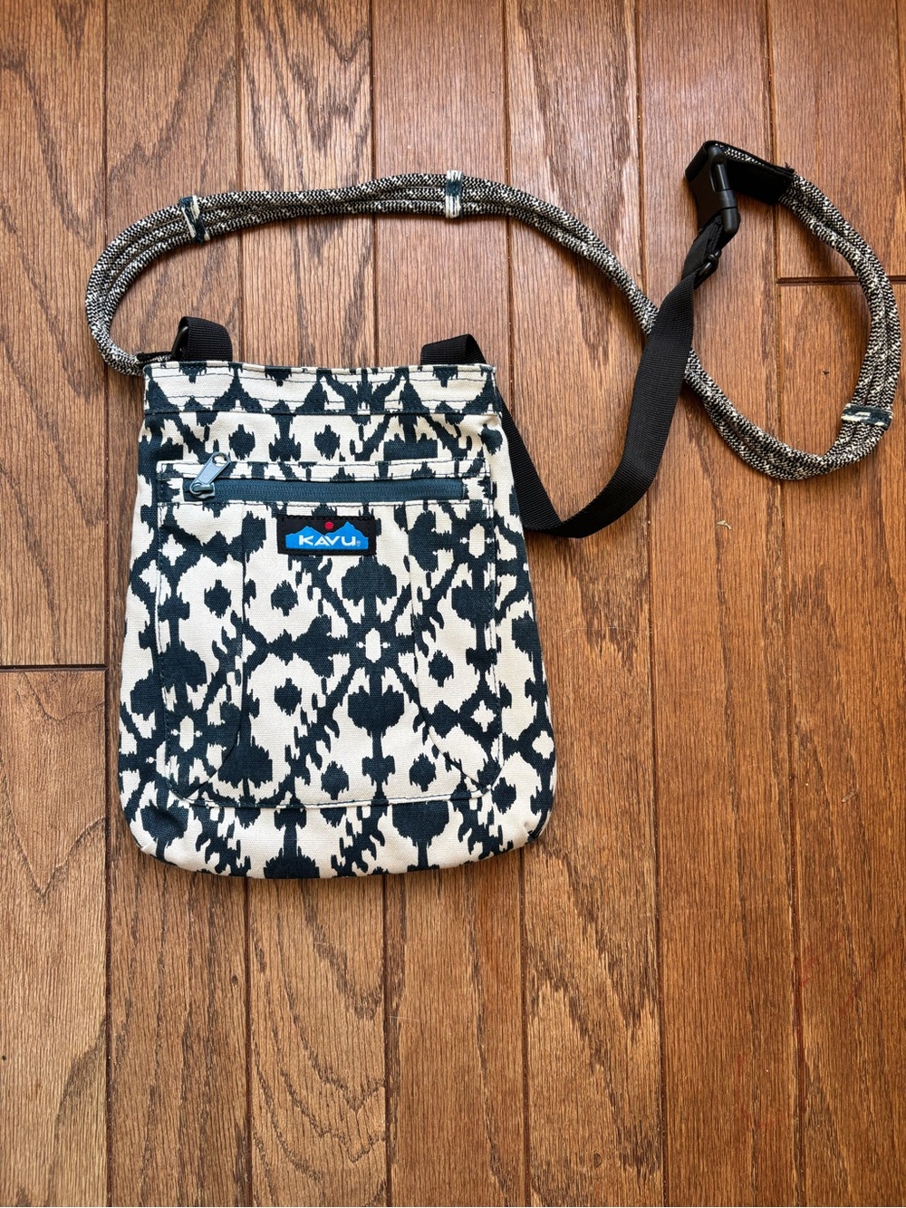 Kavu keepalong Crossbody purse sand blot blue white